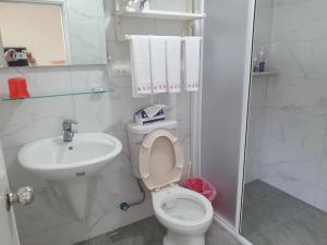 員山鄉的住宿－宜蘭包住宿，一间带卫生间和水槽的小浴室
