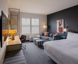 een hotelkamer met een bed en een bank bij The Haywood, Tapestry Collection by Hilton in El Dorado