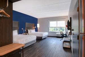 ein Hotelzimmer mit 2 Betten und einem Fenster in der Unterkunft Tru By Hilton Franklin Cool Springs Nashville, Tn in Franklin