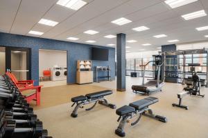 un gimnasio con cintas de correr y equipos de ejercicio en una habitación en Tru By Hilton Ogden, Ut en Ogden