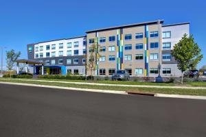 a large building on the side of a street at Tru By Hilton Monroe, Oh in Monroe