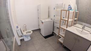 un piccolo bagno con servizi igienici e lavandino di MENTHE et CITRON entre DISNEY et PARIS a Villiers-sur-Marne