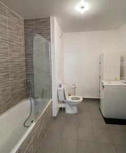 a bathroom with a toilet and a shower and a sink at MENTHE et CITRON entre DISNEY et PARIS in Villiers-sur-Marne