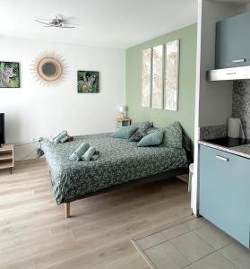 una camera da letto con un letto con cuscini blu di MENTHE et CITRON entre DISNEY et PARIS a Villiers-sur-Marne