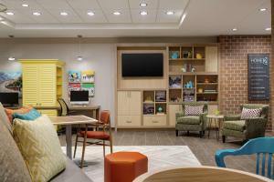 Home2 Suites By Hilton Ogden的电视和/或娱乐中心