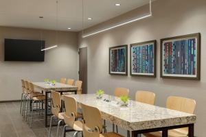 Home2 Suites By Hilton Ogden的电视和/或娱乐中心