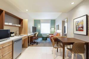 Home2 Suites By Hilton Ogden的厨房或小厨房