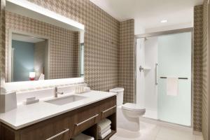 奥格登Home2 Suites By Hilton Ogden的带水槽、马桶和镜子的浴室
