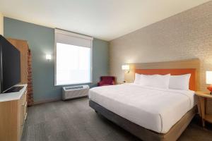 Home2 Suites By Hilton Ogden客房内的一张或多张床位
