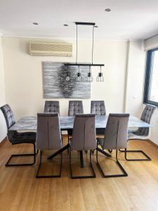 una sala da pranzo con tavolo e sedie di Luxury maisonette near the beach a Vari