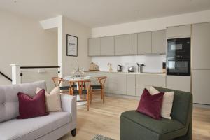 A kitchen or kitchenette at Fulham - Hestercombe House by Viridian Apartments