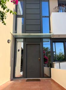 una porta d'ingresso di una casa con finestre di Luxury maisonette near the beach a Vari