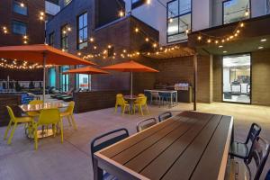 Hilton Garden Inn Kalamazoo Downtown餐厅或其他用餐的地方