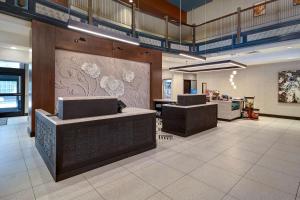 卡拉马祖Hilton Garden Inn Kalamazoo Downtown的一间设有美发沙龙的商店的大堂 更多37张照片