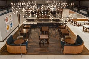 Hilton Garden Inn Kalamazoo Downtown餐厅或其他用餐的地方