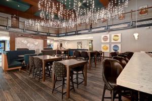 Hilton Garden Inn Kalamazoo Downtown餐厅或其他用餐的地方