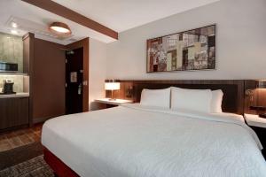 Hilton Garden Inn Kalamazoo Downtown客房内的一张或多张床位