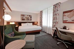 Hilton Garden Inn Kalamazoo Downtown客房内的一张或多张床位