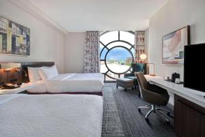 Hilton Garden Inn Kalamazoo Downtown客房内的一张或多张床位