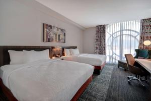 Hilton Garden Inn Kalamazoo Downtown客房内的一张或多张床位