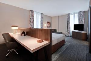 Hilton Garden Inn Kalamazoo Downtown的电视和/或娱乐中心