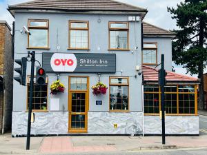 un edificio all'angolo di una strada di OYO Shilton Inn a Earl Shilton