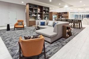 多森的住宿－Doubletree By Hilton Dothan, Al，客厅配有沙发和椅子