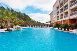 een groot zwembad voor een hotel bij Doubletree By Hilton Dothan, Al in Dothan