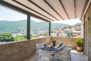 balcón con mesa, sillas y vistas en Villa Tranquility Nest Beniva, en Mokošica
