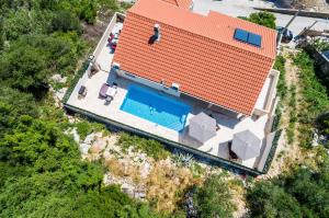 una vista aérea de una casa con piscina en Villa Tranquility Nest Beniva, en Mokošica