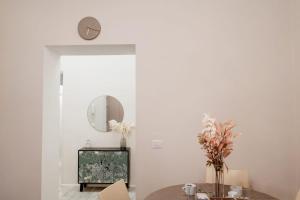 a dining room with a table and a mirror at La casetta del SI minore in Bari