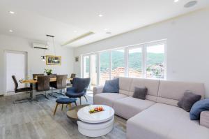 a living room with a couch and a table at Villa Tranquility Nest Beniva in Mokošica