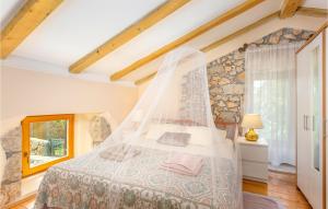 ein Schlafzimmer mit einem Bett mit Moskitonetz in der Unterkunft Villa Ala in Garica