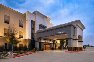 una representación de la parte delantera de un hotel en Hampton Inn Kansas City Northeast, en Kansas City