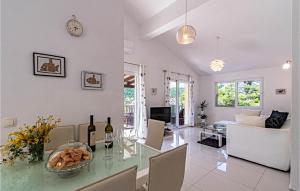 Ruang duduk di Pet Friendly Home In Brna With Kitchen