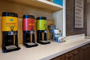 Příslušenství pro přípravu čaje a kávy v ubytování Home2 Suites By Hilton Odessa