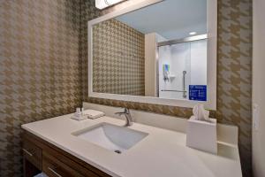 Koupelna v ubytování Home2 Suites By Hilton Odessa