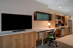 TV a/nebo společenská místnost v ubytování Home2 Suites By Hilton Odessa