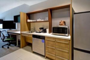 Kuchyň nebo kuchyňský kout v ubytování Home2 Suites By Hilton Odessa