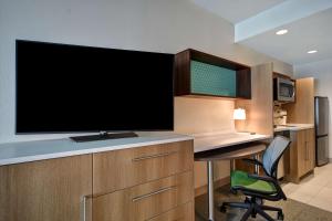 TV a/nebo společenská místnost v ubytování Home2 Suites By Hilton Odessa
