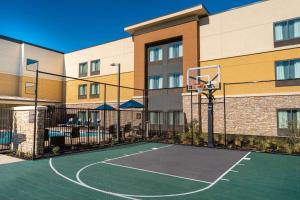 un terrain de basket en face d'un bâtiment dans l'établissement Homewood Suites By Hilton Livermore, Ca, à Livermore