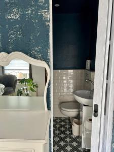 La salle de bains est pourvue d'une baignoire blanche et d'un lavabo. dans l'établissement Gaia Art Hostel Hotel, à Istanbul