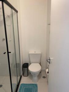 a bathroom with a toilet and a glass shower at Studio em São Paulo 15 min do aeroporto in Sao Paulo