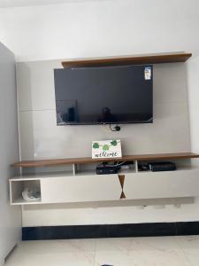 a flat screen tv on a wall in a room at Studio em São Paulo 15 min do aeroporto in Sao Paulo
