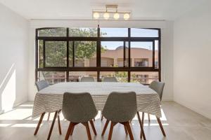 a dining room with a table and chairs at Heaven's House in Cascais