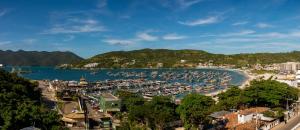 Blick auf einen Hafen mit Booten im Wasser in der Unterkunft Suit's Bella Vista Arraial do Cabo in Arraial do Cabo