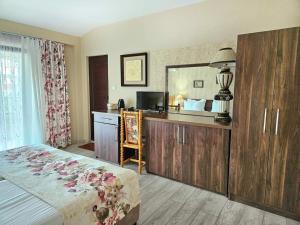 ソゾポルにあるVilla Magnoliaのベッドと鏡が備わるホテルルーム