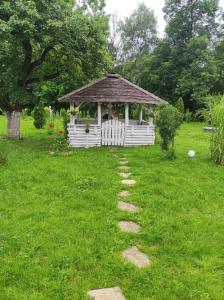 einen Pfad, der zu einem Pavillon auf einem Feld führt in der Unterkunft Agroturystyka Klimat in Bircza