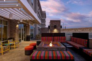 eine Terrasse mit einem Sofa und einer Feuerstelle in der Unterkunft Home2 Suites By Hilton Barstow, Ca in Barstow