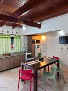 - une cuisine avec une table et des chaises en bois dans l'établissement Reflejos de Luna Llena, à Puerto Iguazú
